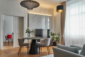  Premium Two-Bedroom Suite with Castle View  | 客廳 | 平面電視