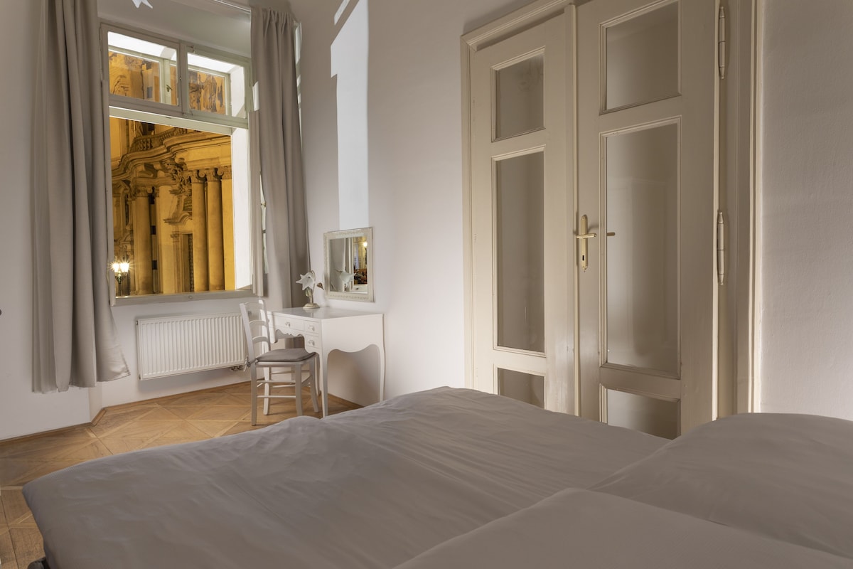 Hypo-allergenic bedding available, desk, blackout drapes