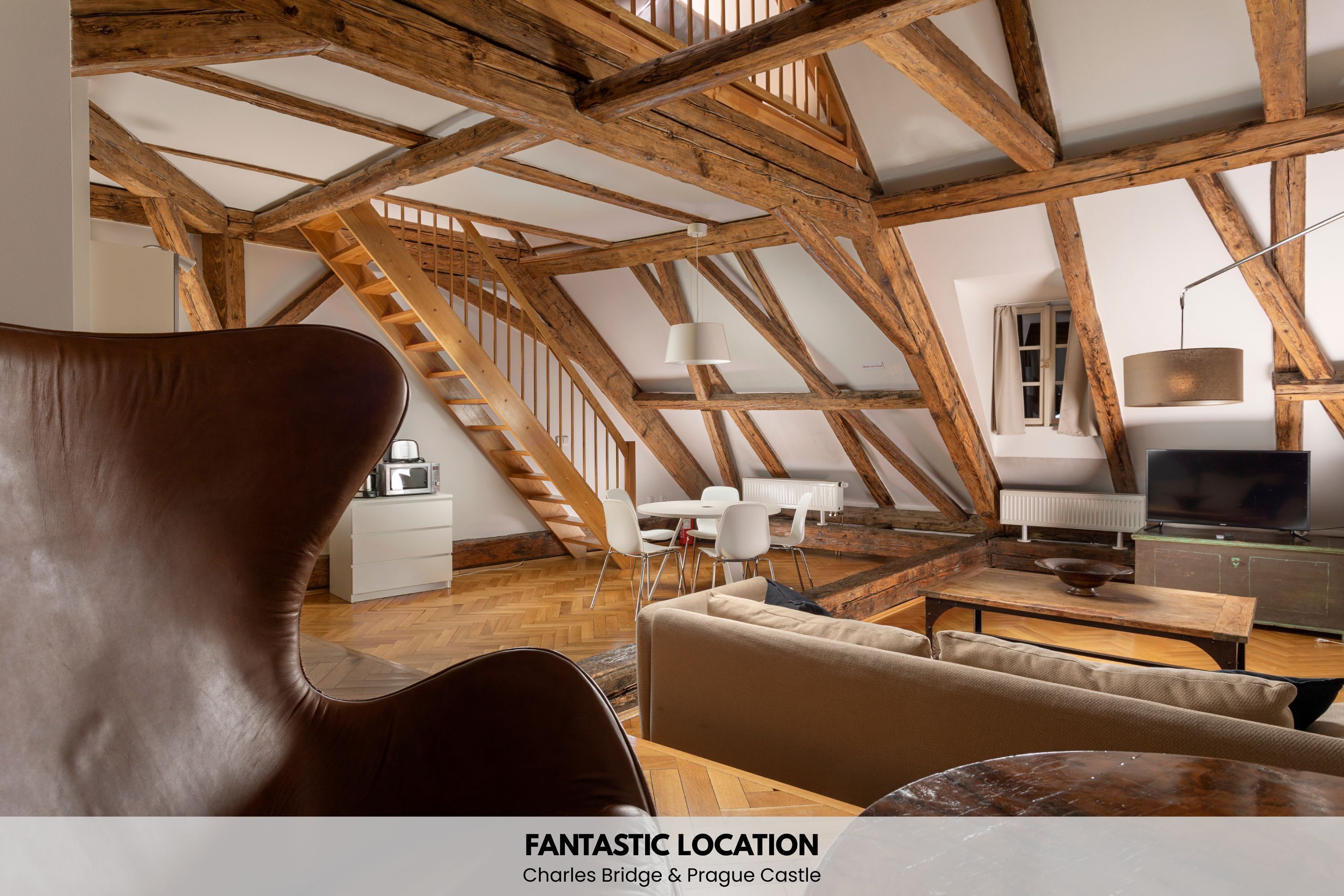 Loft | Biancheria da letto ipoallergenica, una scrivania, tende oscuranti