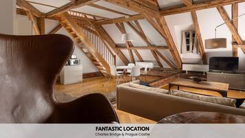 Loft | Biancheria da letto ipoallergenica, una scrivania, tende oscuranti