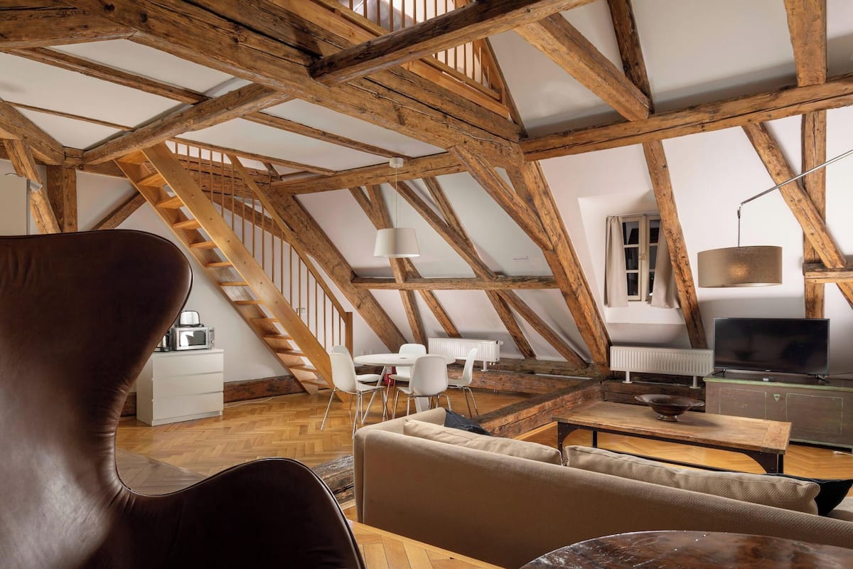 Loft | Hypo-allergenic bedding, desk, blackout drapes, iron/ironing board