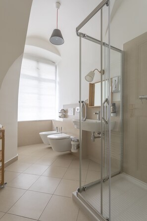 Deluxe Apartment | Bathroom - Three Golden Crowns Apartments (Prague)