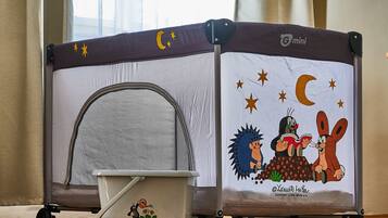 Allergikerbettwaren, Schreibtisch, Verdunkelungsvorhänge