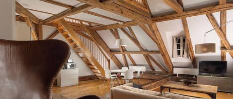 Loft | Hypo-allergenic bedding, desk, blackout curtains