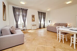 Apartamento superior | Área de estar | TV de tela plana