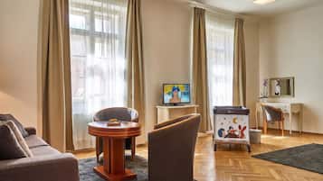 Superior-Apartment | Allergikerbettwaren, Schreibtisch, Verdunkelungsvorhänge