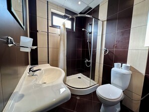 Villa Confort, 2 habitaciones | Baño | Regadera y toallas 