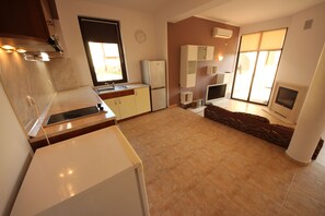 Villa, 2 Schlafzimmer | Wohnbereich | Fernseher