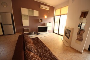 Villa, 2 slaapkamers | Woonkamer | Een televisie