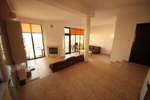 Villa, 2 slaapkamers | Woonruimte | Een televisie