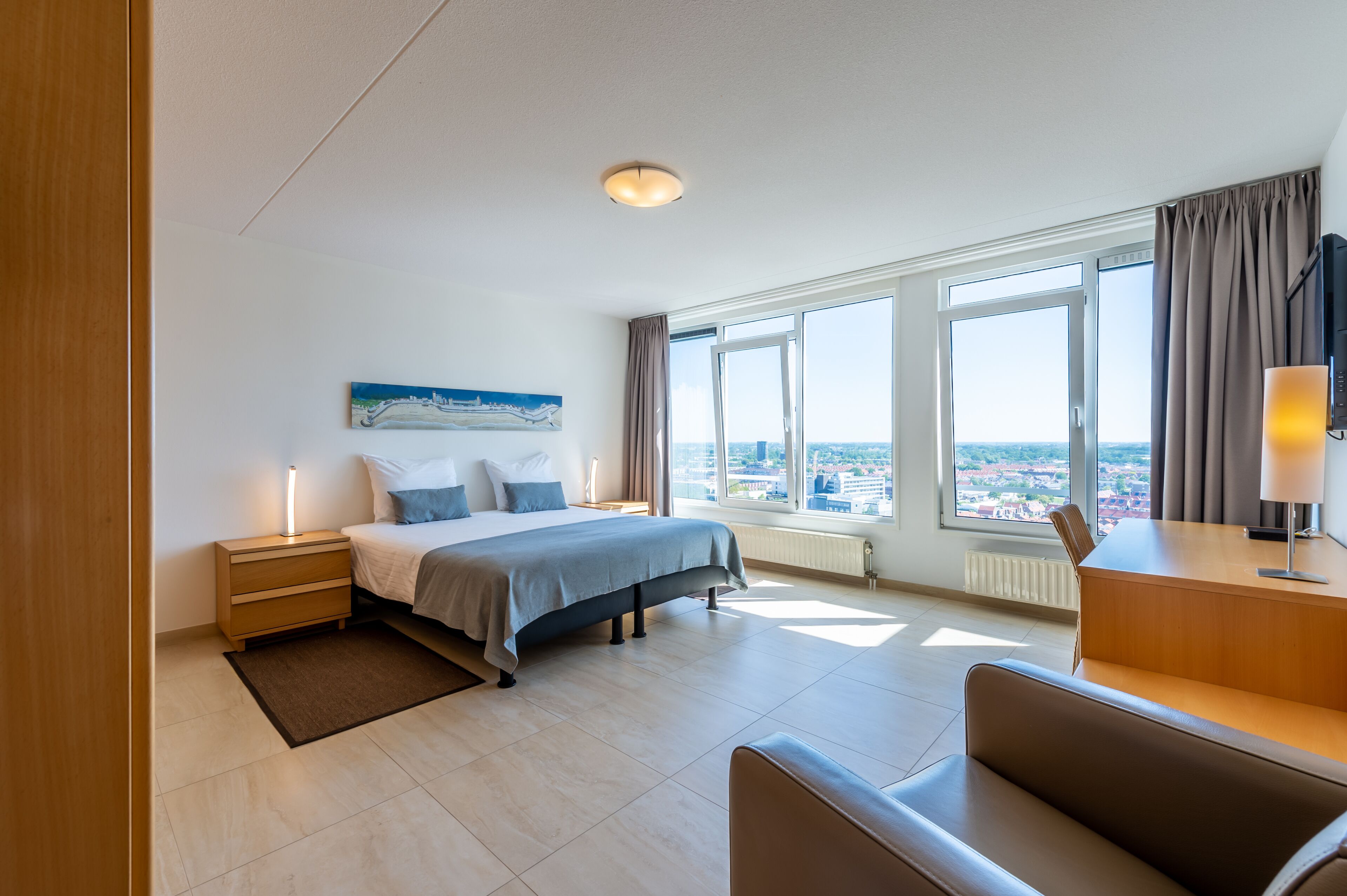 Attico, 3 camere da letto, vista mare | 2 camere, cassaforte in camera, una scrivania, tende oscuranti