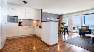 Full-sized fridge, microwave, oven, stovetop