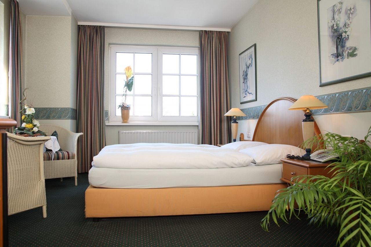 desk, rollaway beds, free wifi, bed sheets