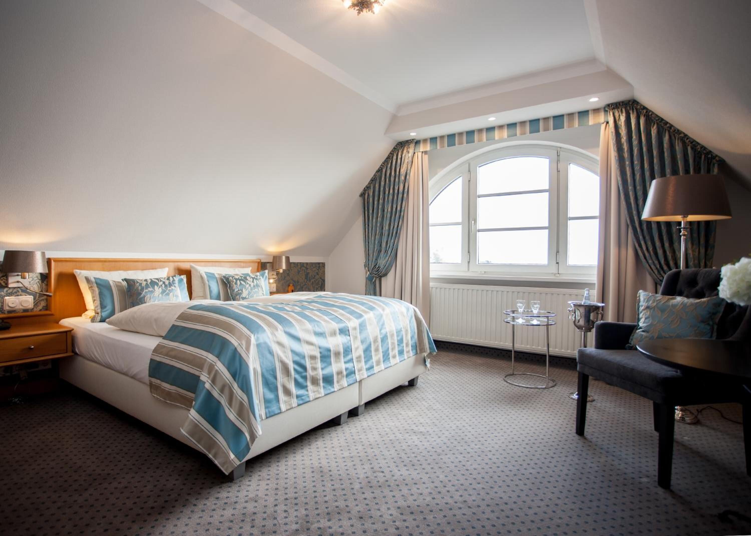 desk, rollaway beds, free wifi, bed sheets