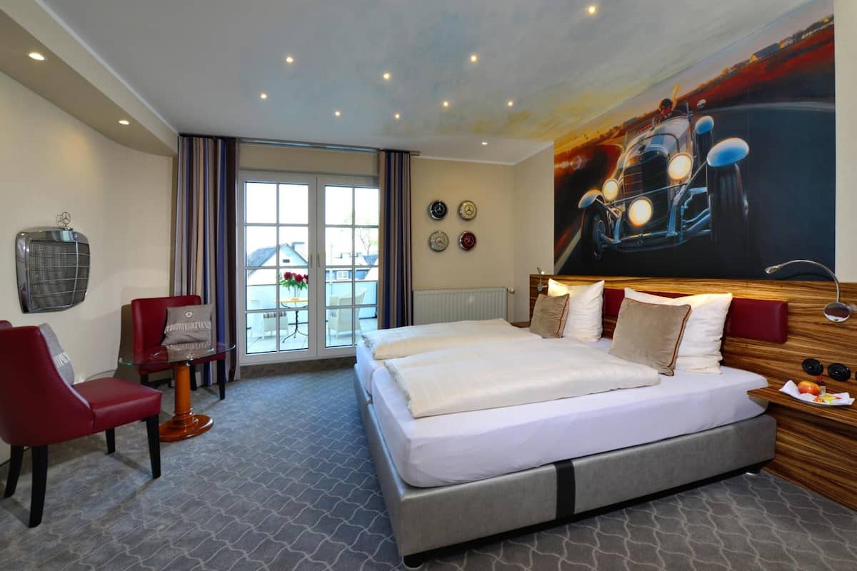 desk, rollaway beds, free wifi, bed sheets