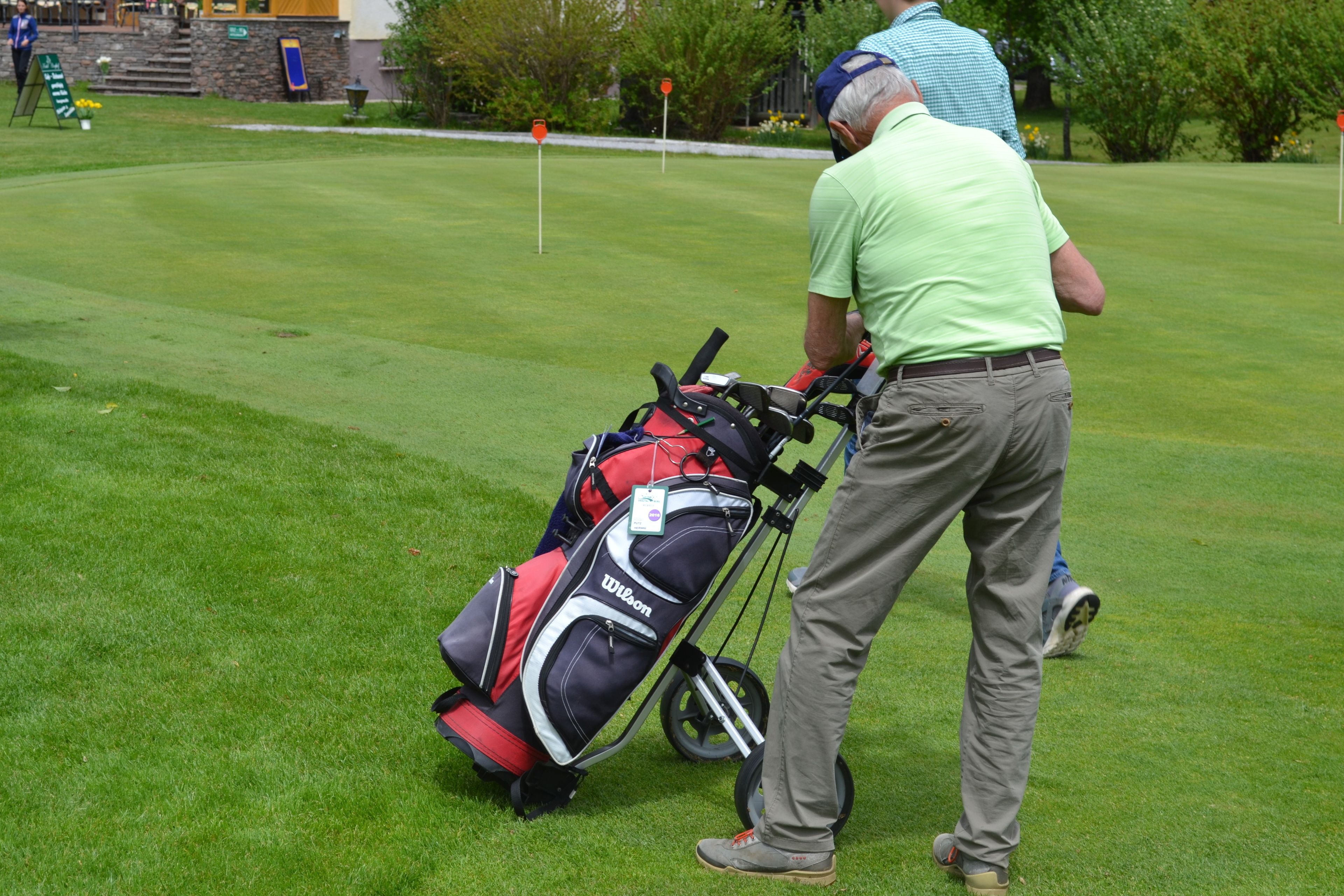 Ein Golfplatz mit Golfbag und Golftrolley.