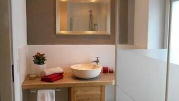 Apartment | Badezimmer | Dusche, kostenlose Toilettenartikel, Haartrockner, Handtücher