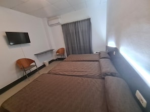 Skrivbord och extrasängar