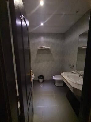 Combined shower/bathtub, free toiletries, towels
