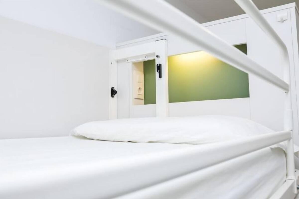 Caja de seguridad en la habitación, wifi gratis y ropa de cama