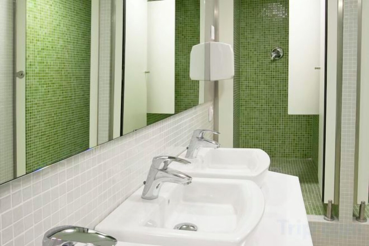 Ducha, bañera profunda, secador de pelo y toallas