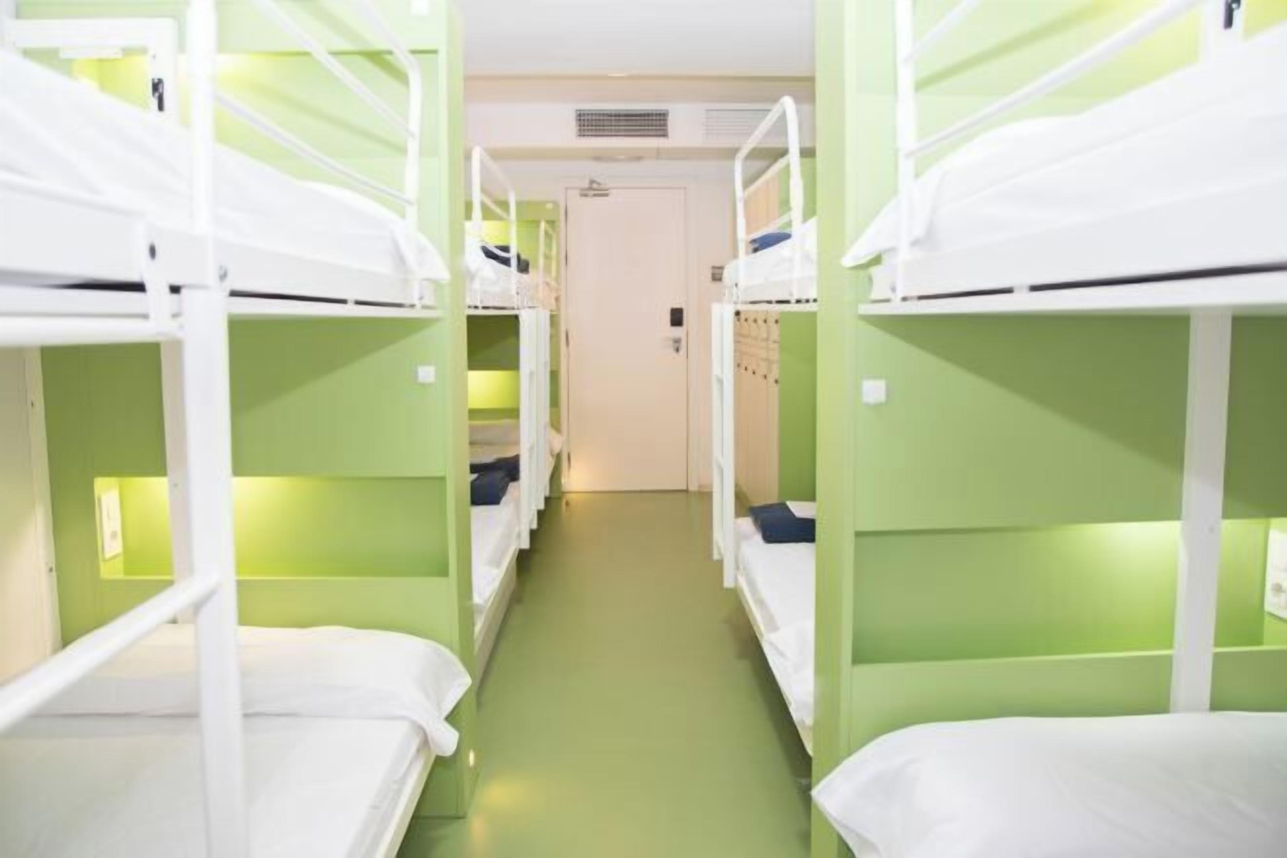 Zimmersafe, kostenloses WLAN, Bettwäsche