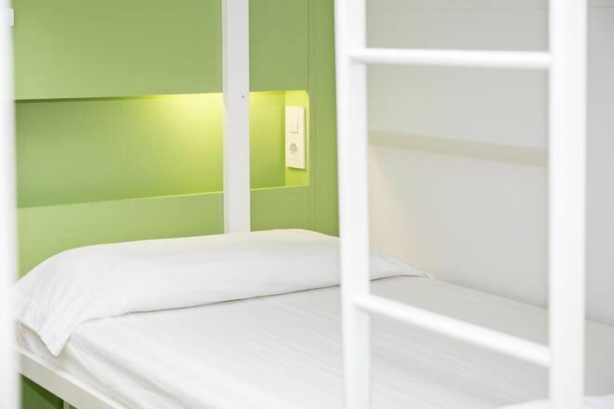 Caja de seguridad en la habitación, wifi gratis y ropa de cama