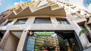 A building with a sign for 'Sant Jordi Hostels' and 'Sagrada Familia'. - Sant Jordi Hostels Sagrada Familia (Barcelona)