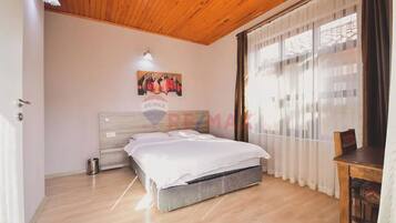 Iron/ironing board, free WiFi, bed sheets