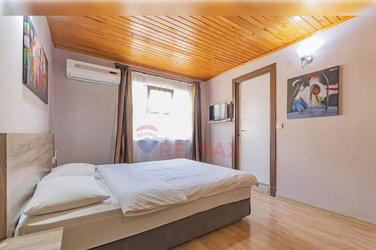 Superior Double Room, 1 Queen Bed | Iron/ironing board, free WiFi, bed sheets