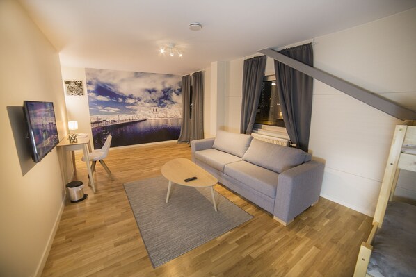 Family Room | Desk, blackout drapes, free WiFi, bed sheets