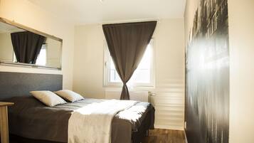 Escritorio, cortinas opacas, wifi gratis y ropa de cama