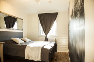 Escrivaninha, cortinas blackout, Wi-Fi de cortesia, roupa de cama