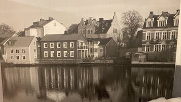 Habitación triple, sin ventanas | Escritorio, cortinas opacas, wifi gratis y ropa de cama