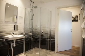 Family Room | Bathroom | Shower, rainfall showerhead, free toiletries, hair dryer