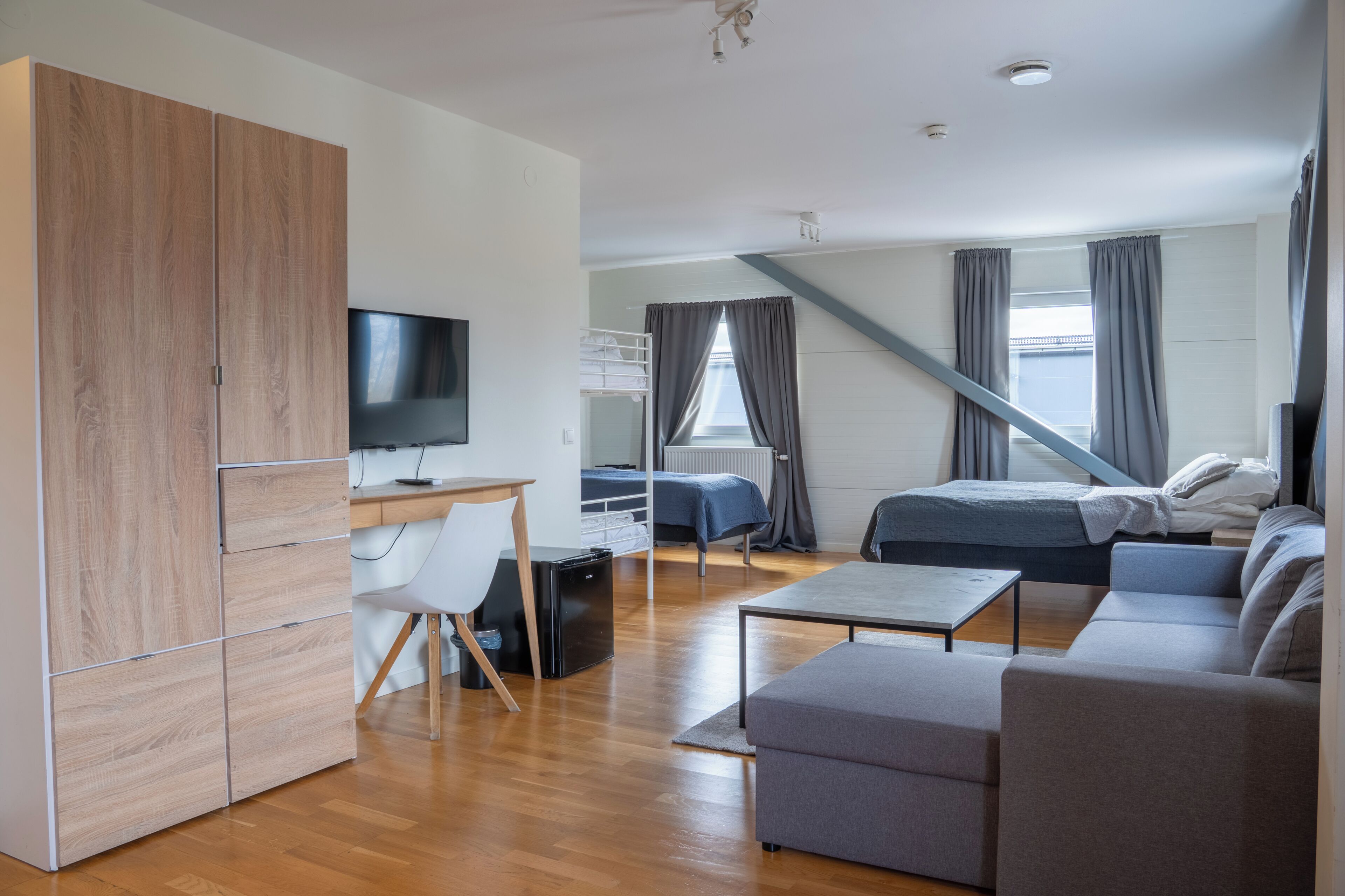 Family Room | Desk, blackout curtains, free WiFi, bed sheets