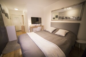 双人房 | 办公桌、遮光窗帘、免费 WiFi、床单