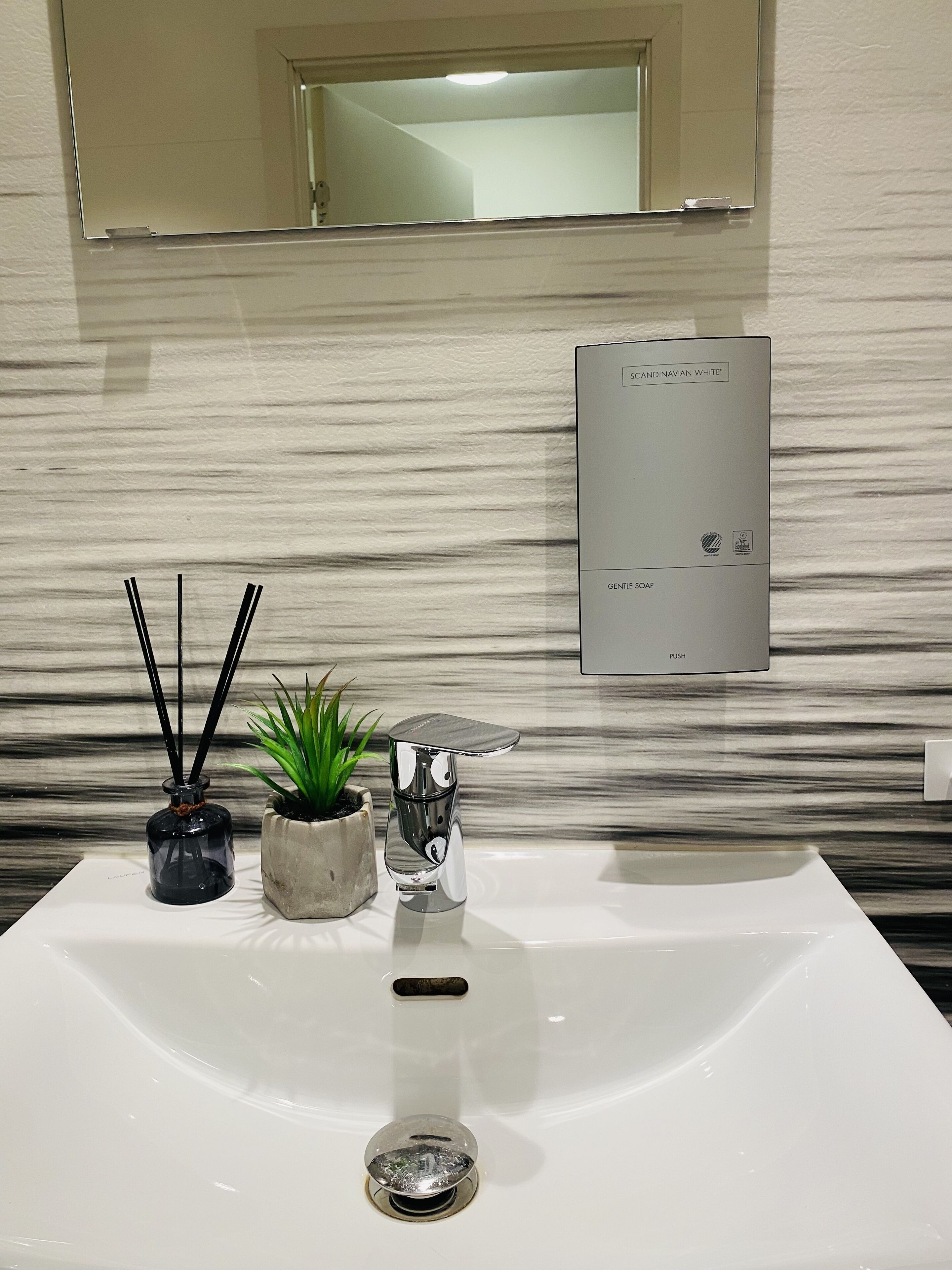 triple room | bathroom | shower, rainfall showerhead, free toiletries, hair dryer