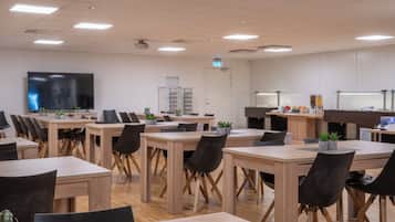 Café da manhã com buffet grátis todos os dias