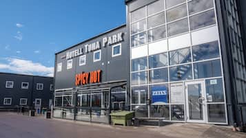 Fachada da propriedade à noite