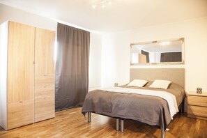 Escritorio, cortinas blackout, wifi gratis y ropa de cama 