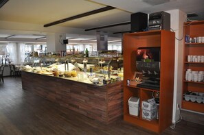 Free daily buffet breakfast - Garni Hotel Engel Altenau (Clausthal-Zellerfeld)