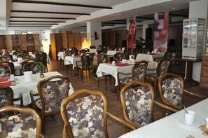 Free daily buffet breakfast - Garni Hotel Engel Altenau (Clausthal-Zellerfeld)