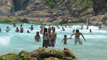 In Strandnähe, weißer Sandstrand, Cabañas (gegen Gebühr)