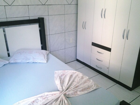 Double Room | 3 bedrooms, blackout drapes, rollaway beds, free WiFi - Casa Nunes (Florianópolis)