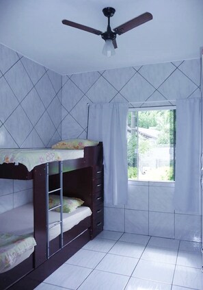 Basic-Stadtwohnung, Mehrere Betten | 3 Schlafzimmer, Verdunkelungsvorhänge, Zustellbetten, kostenloses WLAN
