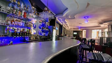 2 restaurants, breakfast, lunch served; local and international cuisine