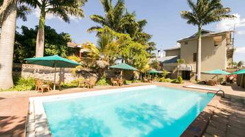 2 outdoor pools