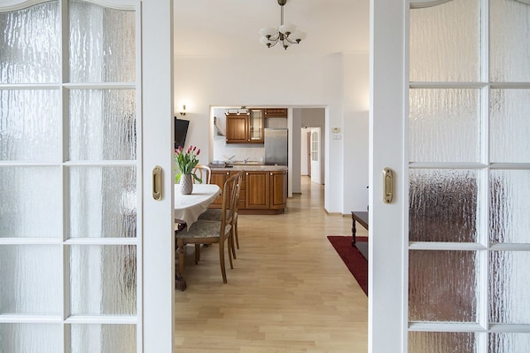 Apartment | Living room | Flat-screen TV