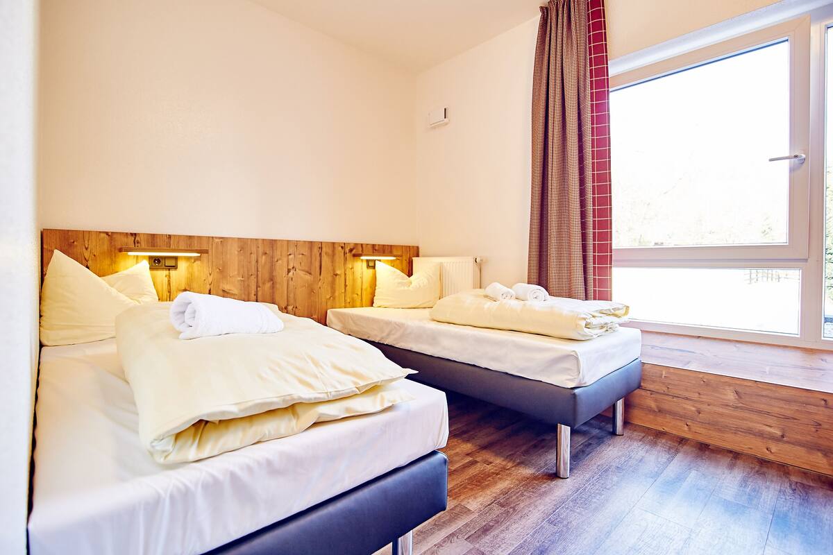 Triple Room, 1 Bedroom, Shared Bathroom, Annex Building (Sportheim) | Desk, cribs (free)